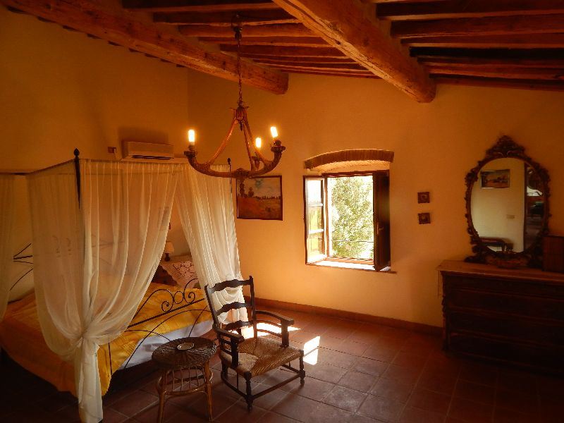 romantic-bed-of-fine-countryhouse-for-sale-tuscany-santaluce